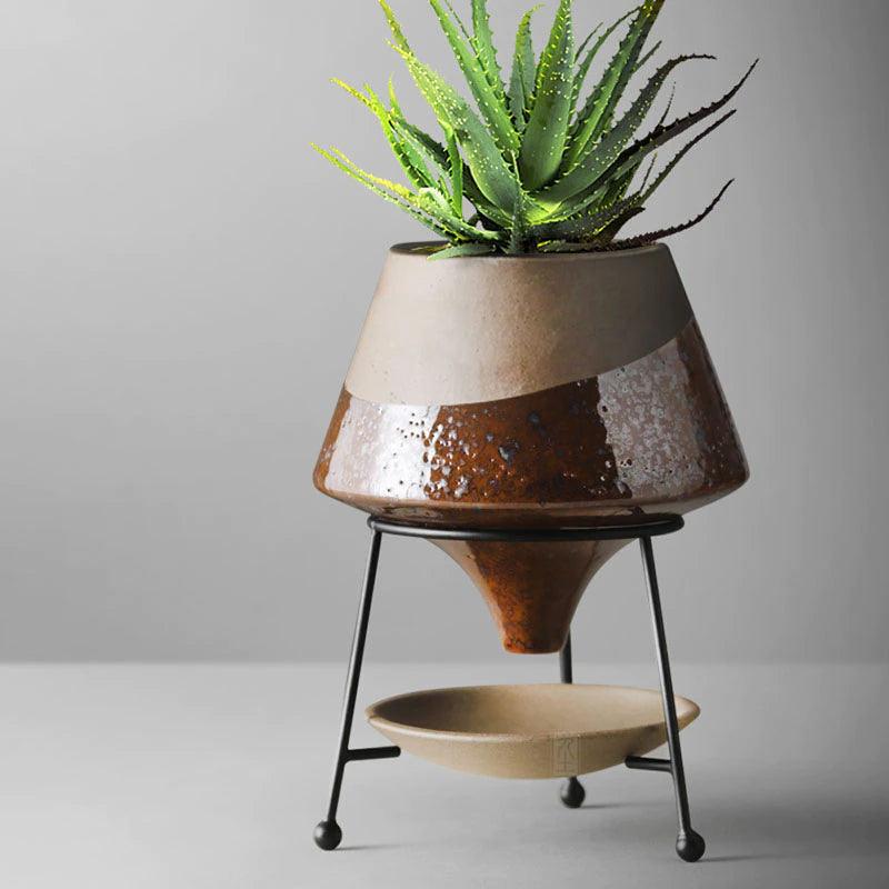 Pot en terre cuite en forme de goutte d'eau avec soucoupe intégrée