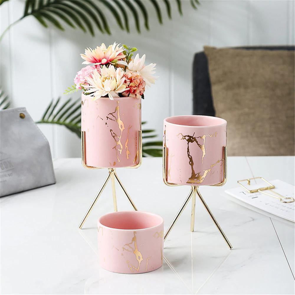 Jardinière de table en céramique marbrée avec support en métal géométrique