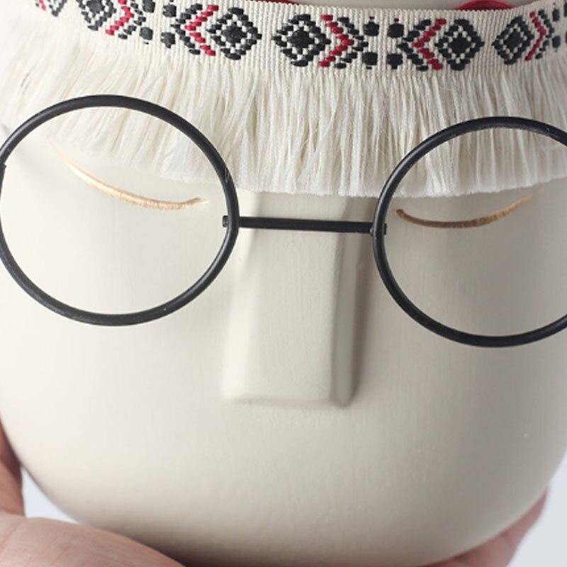 Keramischer abstrakter Schlafender-Gesicht-Pflanztopf mit Stirnband und Brille
