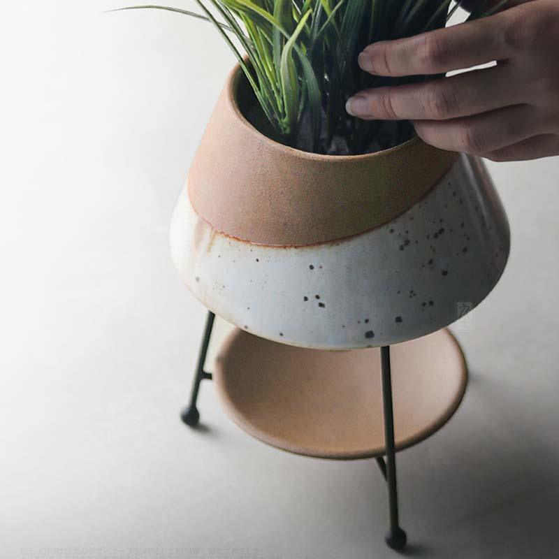 Pot en terre cuite en forme de goutte d'eau avec soucoupe intégrée