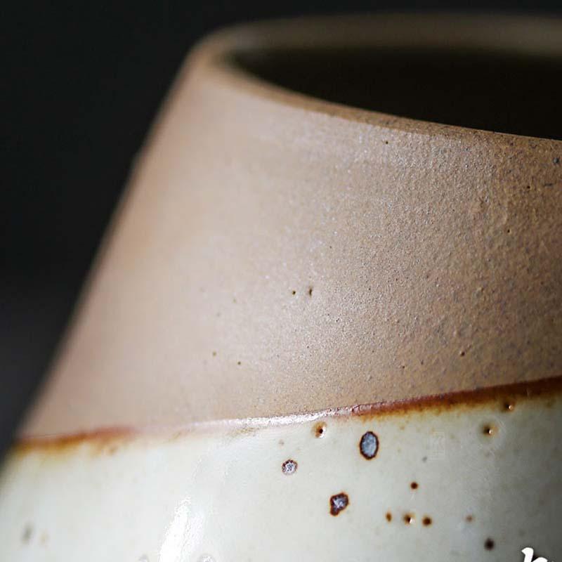 Pot en terre cuite en forme de goutte d'eau avec soucoupe intégrée