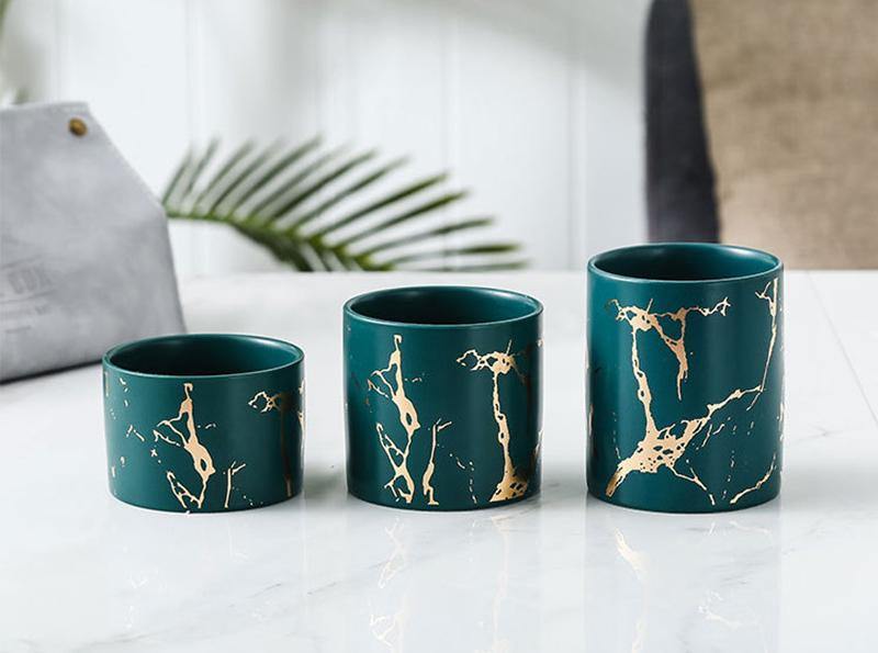 Jardinière de table en céramique marbrée avec support en métal géométrique