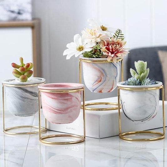 Pot de fleurs en céramique marbrée avec support en métal doré